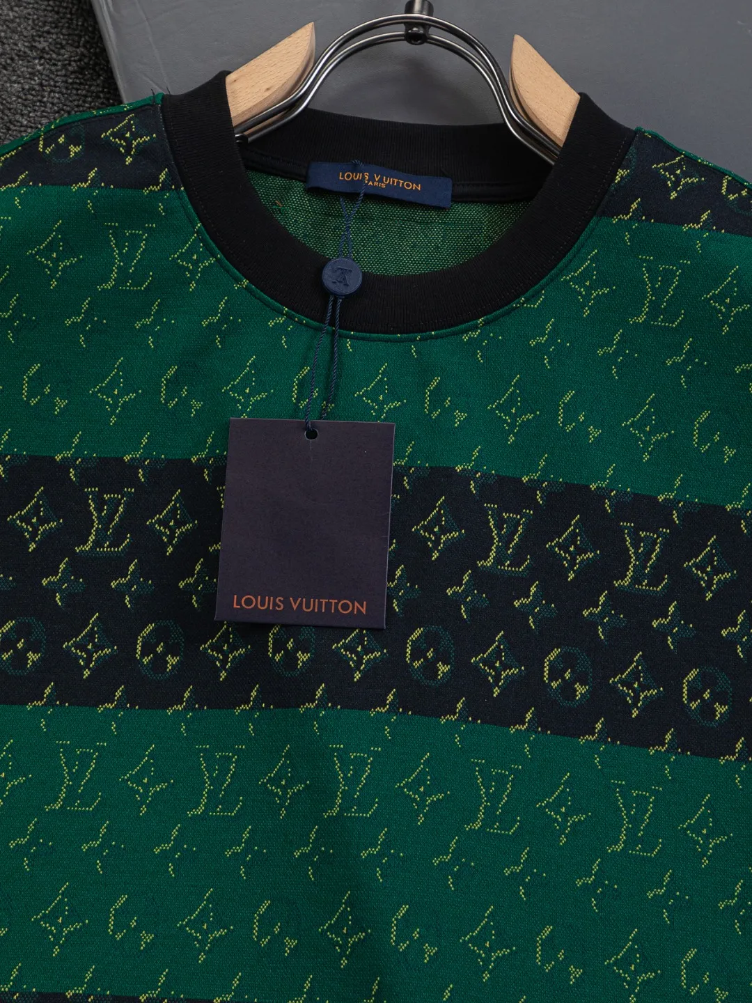 🅿️200 Louis Vuitton 1V LV lv slightly wide version S-XL LV 26ss new products are available at counters simultaneously. Multiple craftsmanship. Contrast color jacquard large stripes all over the body 🪡 embroidery. Round neck short-sleeved T-shirt, same style for men and women! Consigned to one-to-one creation. Synchronized with the official website, pure cotton fabrics at the counter! It is close to the skin and comfortable, durable and easy to wear. It has a classic and simple logo design and meticulous original craftsmanship. Short-sleeves, a must-have item for men, do not appear to be the same for the general public, but must be unique and eye-catching. This LV short-sleeve is all about quality, comfort, the same shape and fashion as always, including fabrics and cutting techniques. All of them have been made with great effort! 320 grams of washed pure cotton fabric, pure cotton is breathable, very refreshing and comfortable for daily wear. The rib knitting on the neckline is smooth and tight, and the neckline will not be skewed if you toss it at will. The loose version, you will find that it looks really good on the upper body. The overall is minimalist and neat, super versatile for daily use! Pair it casually with a pair of pants for a youthful look. A T-shirt will make your outfit crazy. It is a fashionable item that can never go wrong! Color: Black White Size: S-XL Size chart: S: Shoulder width 50-Bust 56-Length 70 M: Shoulder width 52-Bust 57-Length 72 L: Shoulder width 54-Bust 59-Length 74 XL: Shoulder width 56-Bust 62-Length 76